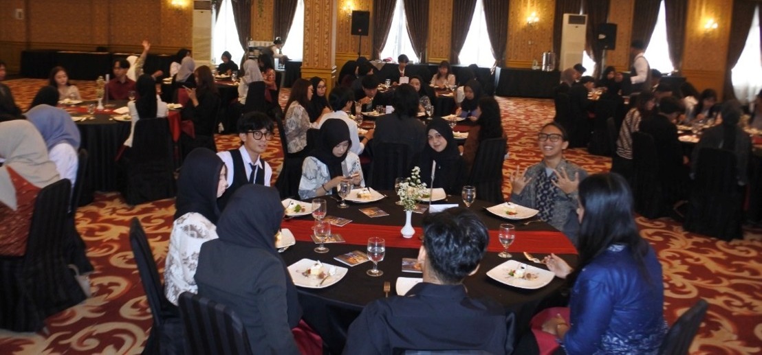 English Students of Politeknik Negeri Bandung Learning Fine Dining at GH Universal Hotel